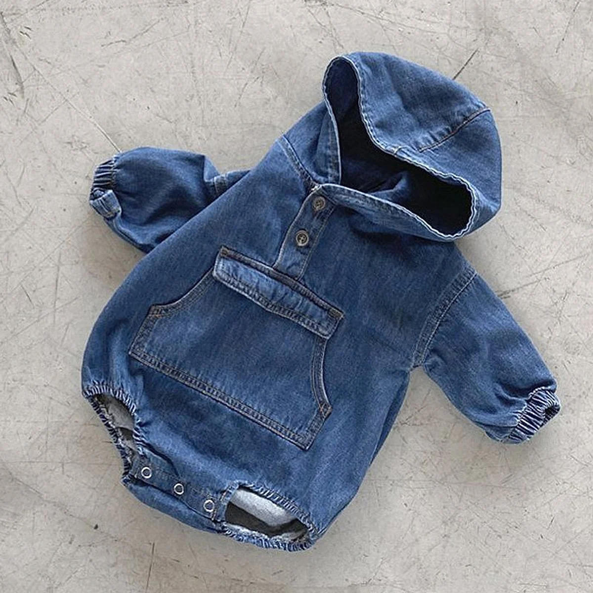 Jeans-Strampler – Kleidung für Kleinkinder